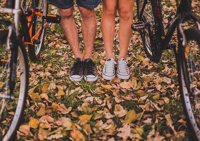 Jak stylizować sneakersy na różne okazje?