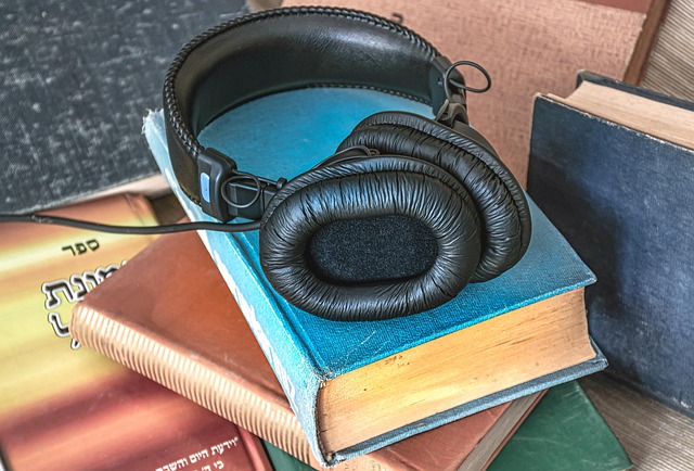 Audiobooki DIY: Od Kasety Magnetofonowej po Sztuczną Inteligencję – Jak Amatorzy Rewolucjonizują Świat Słuchowisk